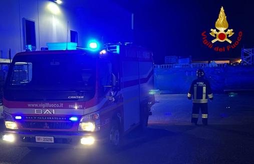 Incendio in un capannone industriale
