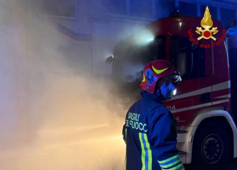 Incendio in un capannone industriale