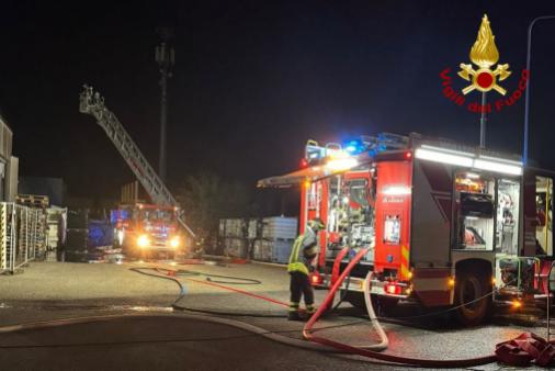 Incendio in un capannone industriale