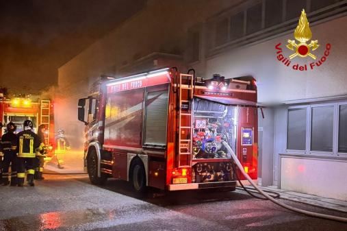 Incendio in un capannone industriale