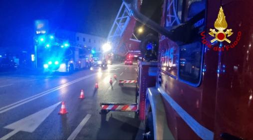Incendio in un appartamento, intero condominio evacuato