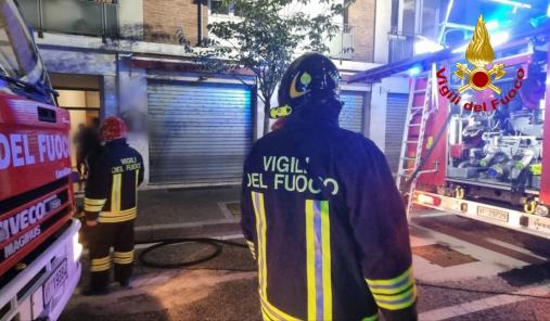 Incendio in un appartamento, intero condominio evacuato