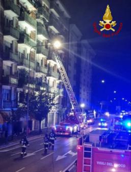 Incendio in un appartamento, intero condominio evacuato