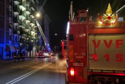 Incendio in un appartamento, intero condominio evacuato