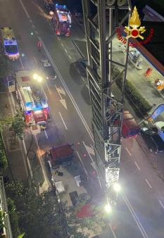 Incendio in un appartamento, intero condominio evacuato