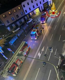 Incendio in un appartamento, intero condominio evacuato