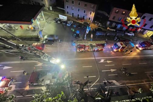 Incendio in un appartamento, intero condominio evacuato