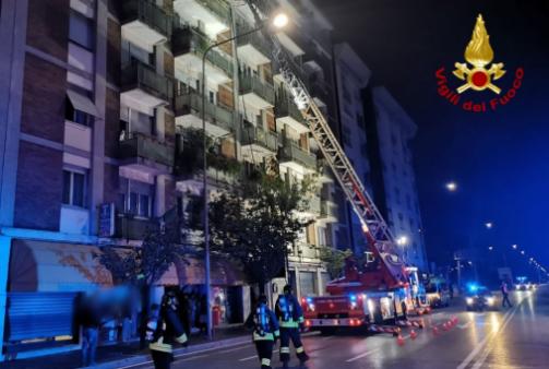 Incendio in un appartamento, intero condominio evacuato