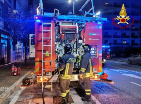 Incendio in un appartamento, intero condominio evacuato