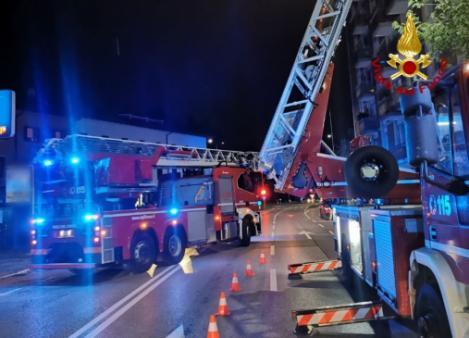 Incendio in un appartamento, intero condominio evacuato