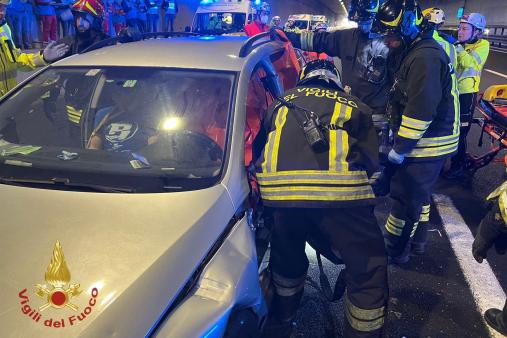 Maxi emergenza in galleria: l'esercitazione dei Vigili del fuoco sulla A35