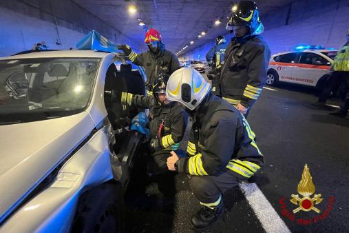 Maxi emergenza in galleria: l'esercitazione dei Vigili del fuoco sulla A35