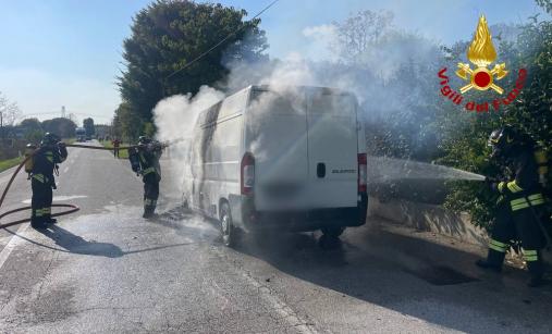 Incendio di un furgone