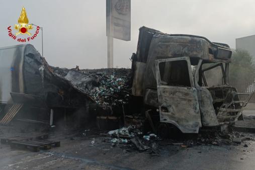 Autoarticolato in fiamme in una stazione di sosta e rifornimento