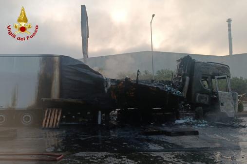 Autoarticolato in fiamme in una stazione di sosta e rifornimento