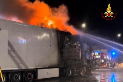Autoarticolato in fiamme in una stazione di sosta e rifornimento