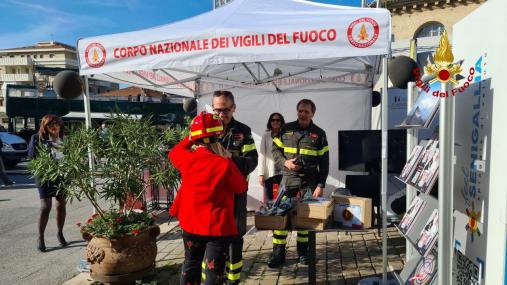 Presentato a Senigallia il libro “L’acqua sul fuoco. Cuciniamo in sicurezza con i Vigili del fuoco"