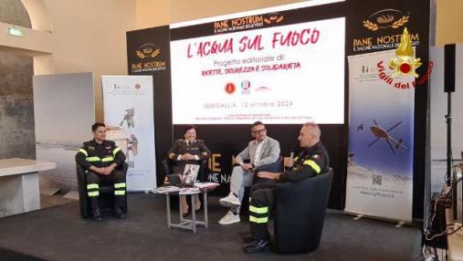 Presentato a Senigallia il libro “L’acqua sul fuoco. Cuciniamo in sicurezza con i Vigili del fuoco"