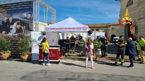 Presentato a Senigallia il libro “L’acqua sul fuoco. Cuciniamo in sicurezza con i Vigili del fuoco"