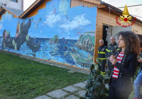 "Il grande gigante pompiere": il murales degli studenti del liceo artistico realizzato presso la sede dei Vigili del fuoco di Vicenza