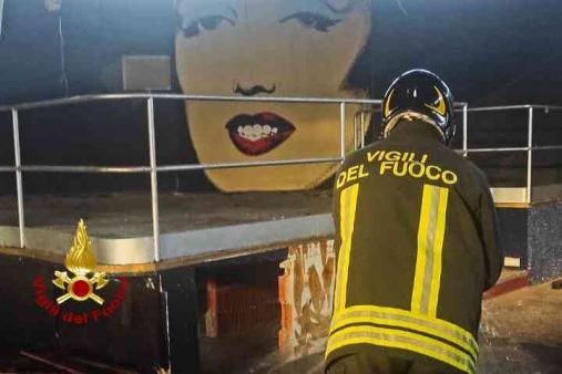 Incendio nella ex discoteca Due di Cigliano