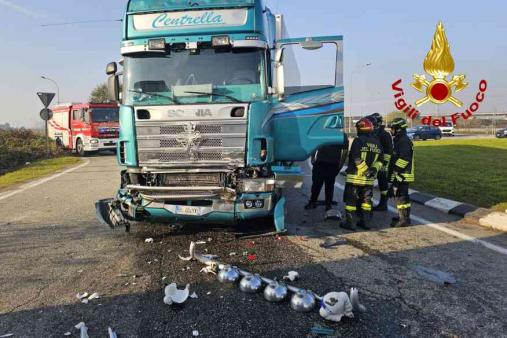 Incidente stradale tra 2 autoarticolati a Santhià