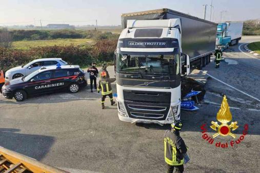 Incidente stradale tra 2 autoarticolati a Santhià