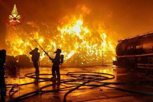 Vasto incendio in sito di stoccaggio e trattamento rifiuti
