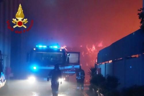 Vasto incendio in sito di stoccaggio e trattamento rifiuti