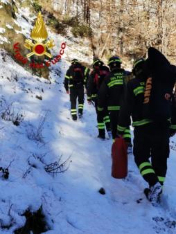 Salvataggio di un cane su sponda impervia del lago Alpe dei Cavalli ad Antrona Schieranco