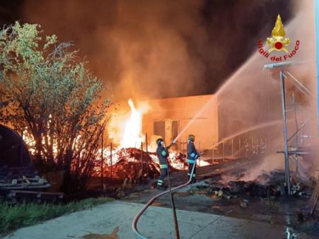 Incendio in un capannone a Forli