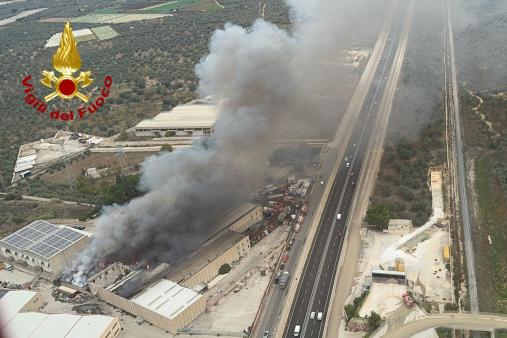 Vasto incendio in sito di stoccaggio e trattamento rifiuti