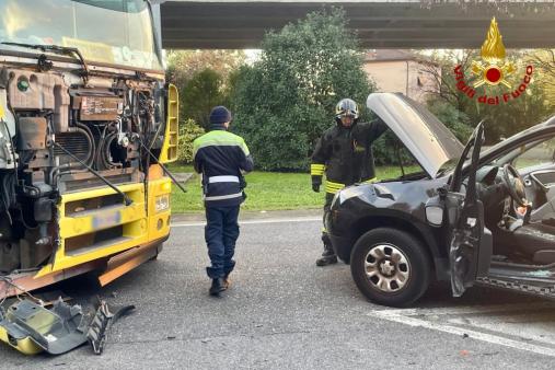 Incidente stradale tra autovettura e mezzo pesante