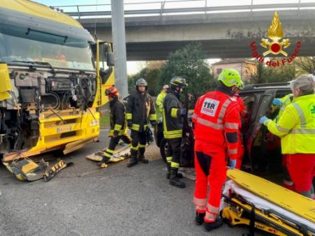 Incidente stradale tra autovettura e mezzo pesante