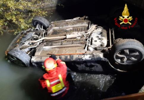 Autovettura esce di strada e finisce in un canale a Bicinicco