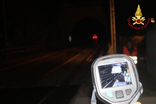 Vigili del fuoco impegnati in una esercitazione nella galleria ferroviaria “Francica”