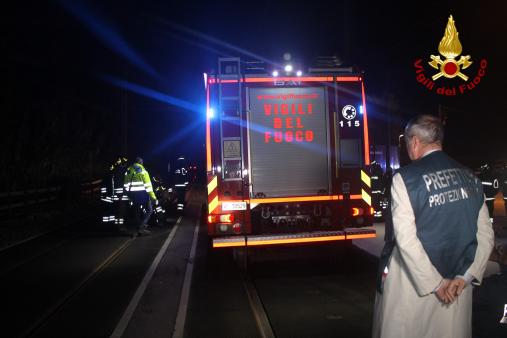 Vigili del fuoco impegnati in una esercitazione nella galleria ferroviaria “Francica”