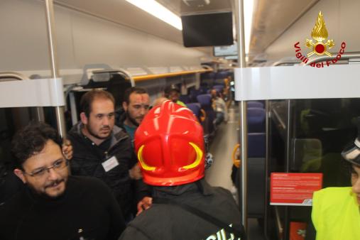Vigili del fuoco impegnati in una esercitazione nella galleria ferroviaria “Francica”