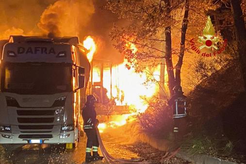Incendio di un autocarro a Foligno