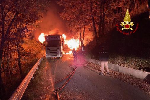 Incendio di un autocarro a Foligno