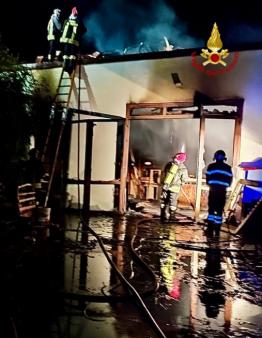 Incendio in una falegnameria a Linguaglossa