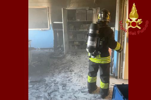 Incendio in un laboratorio scolastico a Porcari