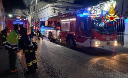 Incendio in un palazzo dismesso