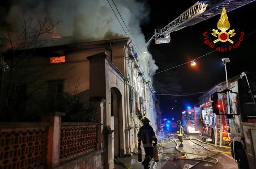 Incendio in un palazzo dismesso