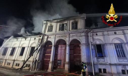 Incendio in un palazzo dismesso
