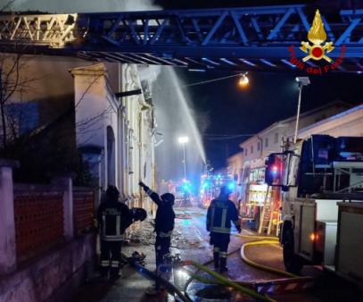 Incendio in un palazzo dismesso