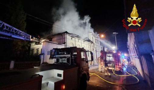 Incendio in un palazzo dismesso