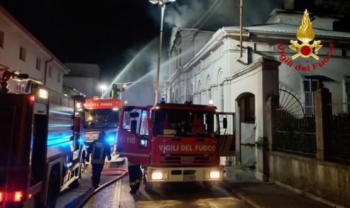 Incendio in un palazzo dismesso