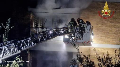 Incendio in un appartamento, tre donne salvate