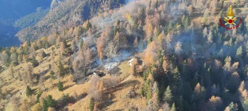 Intervento dei Vigili del fuoco per l'incendio di interfaccia in località Domegge a Calalzo di Cadore (BL)